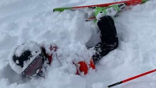Ski: il rate son saut et se retrouve enfoui dans la neige!