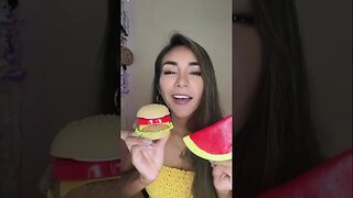 Comida chatarra o saludable? 🍉🍔 que prefieres? #asmr #asmreat #mouthsoundsasmr