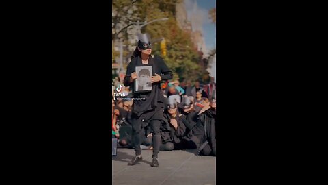 A heart-wrenching reenactment of ‪#NikaShakarami‬’s funeral in NYC. Nika was only 16.