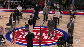 17 metro Detroiters become citizens during halftime of Pistons game