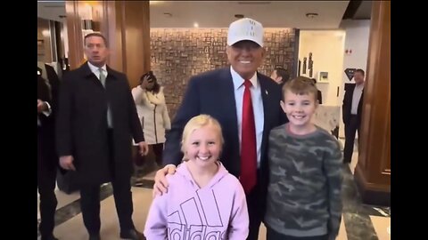 TRUMP❤️🇺🇸🥇🦸‍♂️📸TAKES PHOTO WITH YOUNG MAGA FANS IN IOWA💙🇺🇸🏅📸🦸‍♂️👧🏼👦