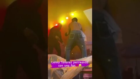 Creo que a esa fan le gusta el perreo violento🤣 #shorts #viral