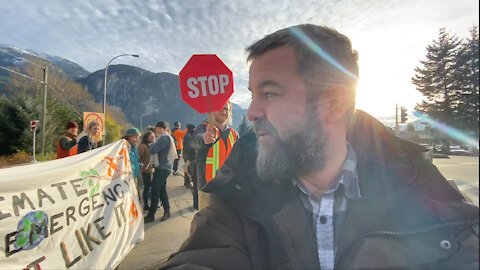 Squamish #ShutDownCanada Protesters Block Traffic And Yell At Journalist Covering Their Blockade