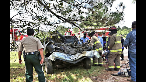 PICKUP REAR ENDS 18 WHEELER, DRIVER FLOWN, LIVINGSTON TEXAS, 09/27/21...