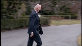 Biden Ignores Reporters On His Way to Camp David