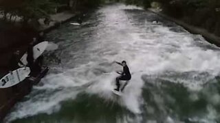 At surfe på en flod i München
