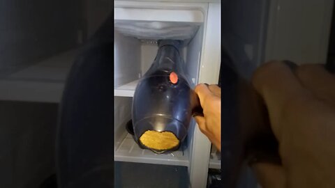 Descongele a geladeira com um secador de cabelo