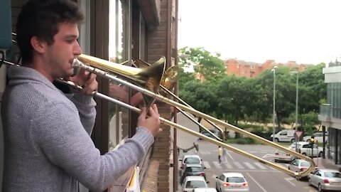 Musician in Spain entertains his neighbors during quarantine