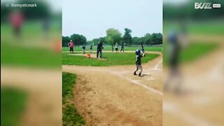 Jovem jogador de basebol faz tacada certeira!