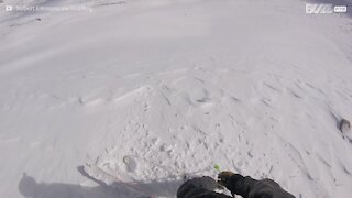 Sciatore sfugge alla valanga a sorpresa