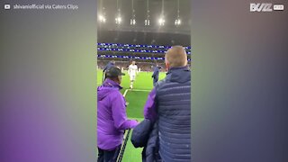 Un fan des Spurs filme Dele Alli furieux !