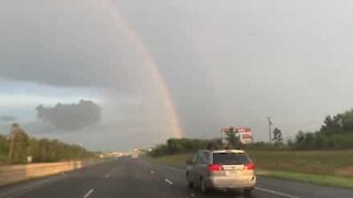 Un double arc-en-ciel fait la joie de cette famille