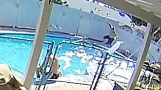 Prancha de piscina parte a meio de salto!