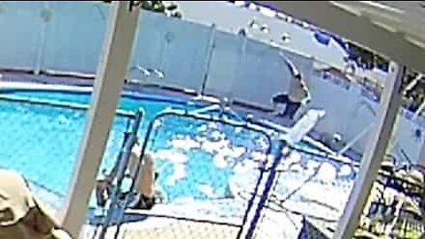 Prancha de piscina parte a meio de salto!