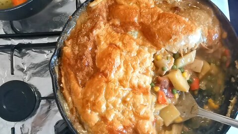One-Skillet Chicken Pot Pie Recipe | Granny's Kitchen Recipes | Plăcintă cu pui la tigaie in cuptor