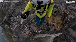 Il réalise un saut en BASE jump, au-dessus des baleines