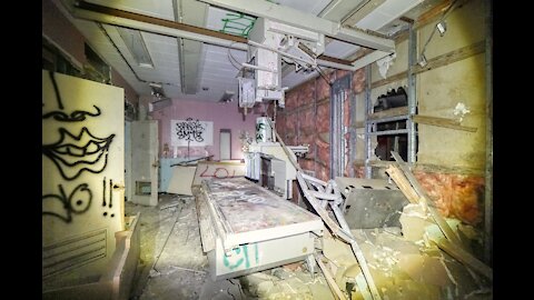 Abandoned Hospital - We Got To The Roof