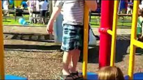 Adorable 3-Year-Old Twins Team Up To Get Across Obstacle