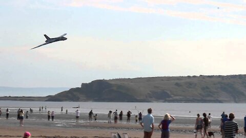 Vulcan Bomber stuns beach-goers with a low fly