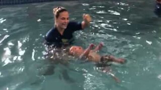 Ce bébé nageur apprend à nager à seulement quelques mois