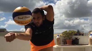 Jogador de voleibol realiza desafio com muita habilidade
