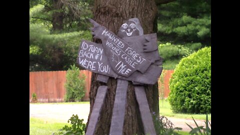 Sculpting the Haunted Forest Sign from 'The Wizard of Oz'