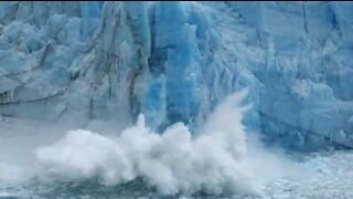 une partie de glacier se détache en Patagonie