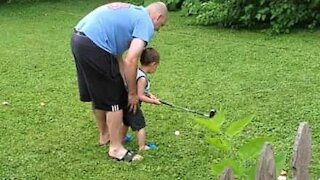 Menino revolta-se por não acertar em bola de golfe