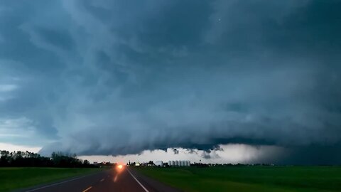 Menacing Saskatchewan storm magnificently captured on camera