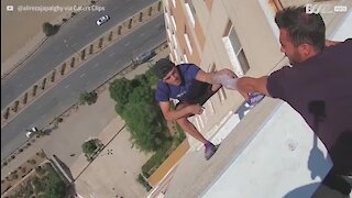 Jovem faz o "bottle flip challenge" pendurado de um edifício