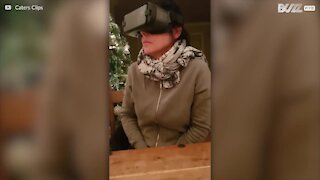 Une mère effrayée par sa première expérience en réalité virtuelle