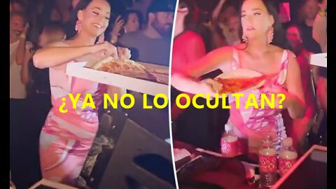 Katy Perry distribuye trozos de "pizza" en concierto