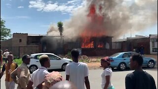 SOUTH AFRICA - Johannesburg - Load shedding house fire (video) (3AA)