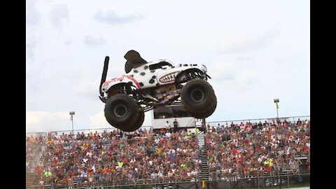 Anna Mercedes Morris as Monster Mutt Driver