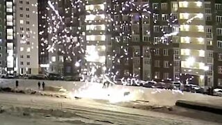 Fogo de artifício explode nas mãos de um senhor