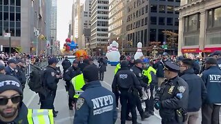 NYC: Pro-Hamas protesters have glued their hands to 6th Avenue, disrupting