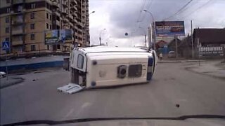 Ulykke: Ambulanse truffet av bil i høy fart