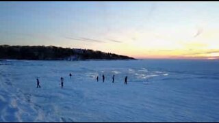 Drone filma praia em Massachusetts completamente congelada