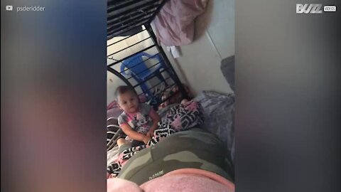 Un bébé des plus acrobatiques