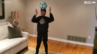 Rapaz de 11 anos equilibra bola em desafio incrível