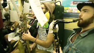 Banda toca "Somebody To Love" no metrô de Nova Iorque