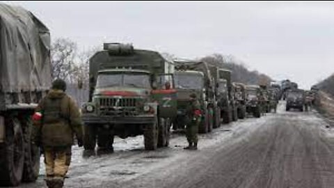 Ukraine: Soldier fires his gun and yet civilians stop an army convoy just with their hands & voices