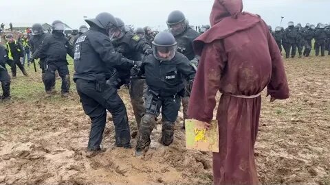 ‘Wizard’ Taunts Riot Police Struggling in Mud