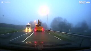 Un tracteur entre violemment en collision avec un pont