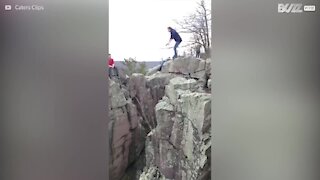 Salta su un precipizio in montagna e rischia di cadere per 30 metri