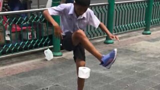 Criança mostra truques de futebol… com papel higiénico!