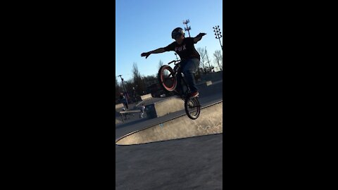 Kid does a tuck no hander