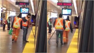 Vancouver Transit Worker Uses Hockey Stick to Remove Ice From Train Car