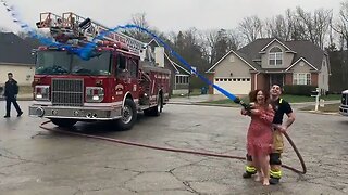 Amazing firefighters help couple reveal baby's gender