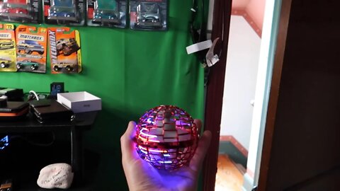 Yamazakura Flying Orb Flying Ball Toys Spinner Drone for Kids Rechargeable LED Light Globe Shape